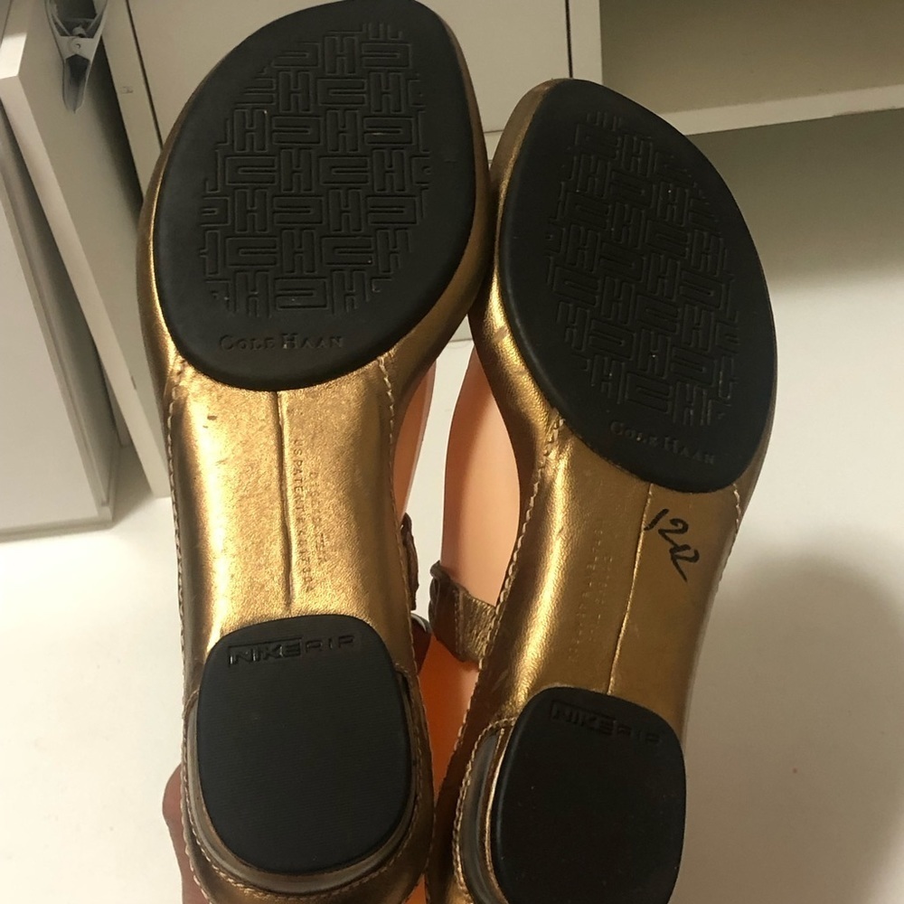 Cole Haan beautiful soft leather sandals - Picture 4 of 8